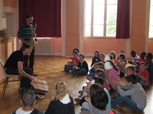 Photo de Philippe et François captent l'attention des enfants.